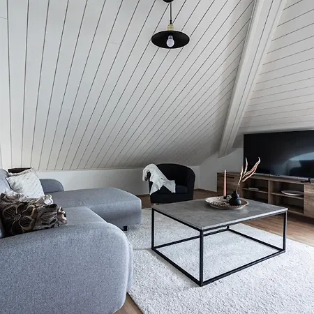 Tilava Kattohuoneisto Ydinkeskustassa, Edullinen Parkkipaikka Autolle Laehellae 아파트 쿠오피오