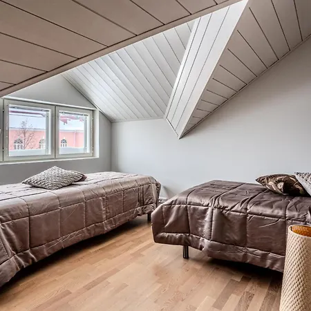 Tilava Kattohuoneisto Ydinkeskustassa, Edullinen Parkkipaikka Autolle Laehellae 쿠오피오