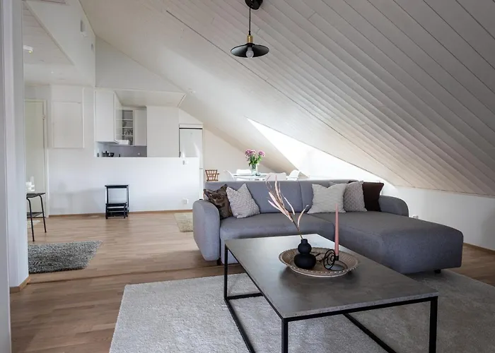 Апартаменты Tilava Kattohuoneisto Ydinkeskustassa, Edullinen Parkkipaikka Autolle Laehellae *