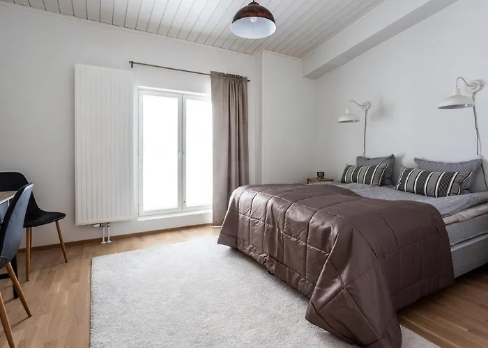 Tilava Kattohuoneisto Ydinkeskustassa, Edullinen Parkkipaikka Autolle Laehellae Апартаменты