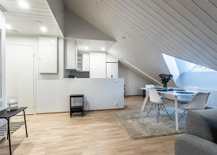 Tilava Kattohuoneisto Ydinkeskustassa, Edullinen Parkkipaikka Autolle Laehellae Апартаменты Куопио